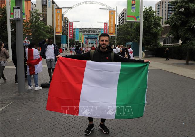 Cổ động viên đội tuyển Italia đến sân vận động Wembley  cổ vũ cho đội tuyển của mình. Ảnh: Đình Thư - PV TTXVN tại Vương quốc Anh