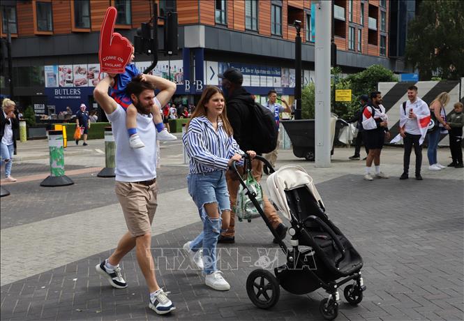 Các cổ động viên đội tuyển Anh kéo đến sân vận động Wembley. Ảnh: Đình Thư - PV TTXVN tại Vương quốc Anh