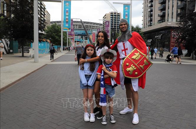 Các cổ động viên đội tuyển Anh kéo đến sân vận động Wembley. Ảnh: Đình Thư - PV TTXVN tại Vương quốc Anh