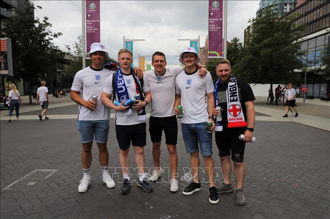Các cổ động viên đội tuyển Anh kéo đến sân vận động Wembley. Ảnh: Đình Thư - PV TTXVN tại Vương quốc Anh