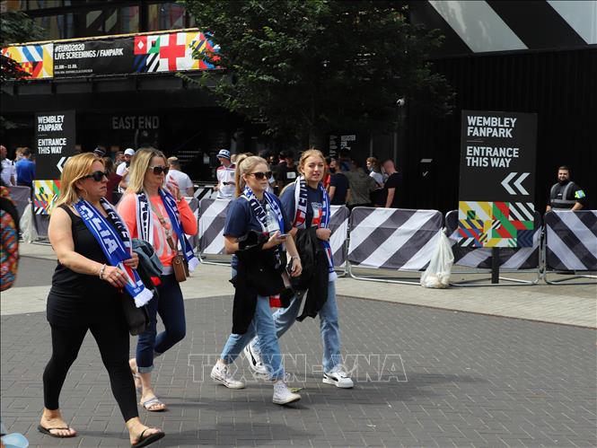 Các cổ động viên đội tuyển Italia kéo đến sân vận động Wembley. Ảnh: Đình Thư - PV TTXVN tại Vương quốc Anh
