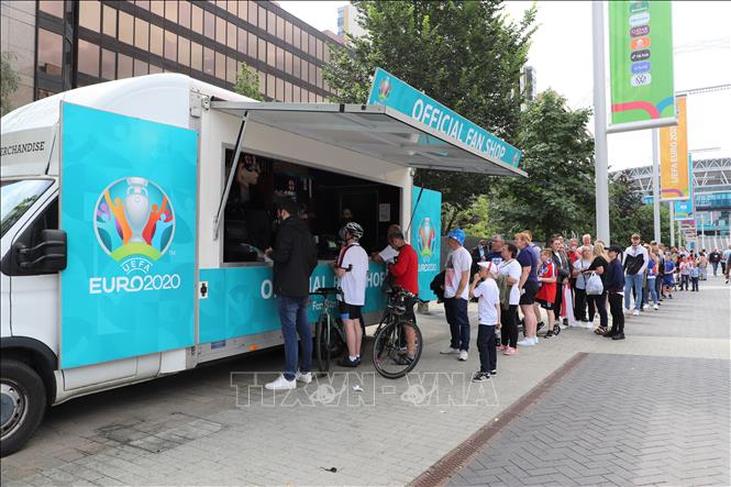 Các cổ động viên xếp hàng tại các cửa hàng chính thức của Euro 2020 để mua mũ, áo, băng rông cổ vũ. Ảnh: Đình Thư - PV TTXVN tại Vương quốc Anh