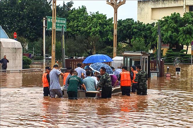 Trong ảnh (tư liệu): Lực lượng cứu hộ sơ tán người dân khỏi vùng ngập lụt sau mưa lớn tại tỉnh Tứ Xuyên, Trung Quốc, ngày 18/8/2020. Ảnh: AFP/ TTXVN
