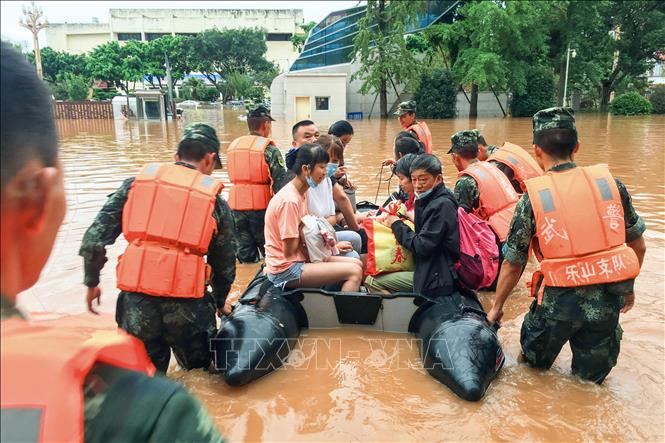 Trong ảnh (tư liệu): Lực lượng cứu hộ sơ tán người dân khỏi vùng ngập lụt sau mưa lớn tại tỉnh Tứ Xuyên, Trung Quốc, ngày 18/8/2020. Ảnh: AFP/ TTXVN