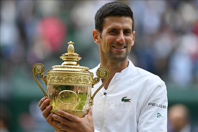 Trong ảnh: Novak Djokovic (Serbia) đoạt cup vô địch Wimbledon 2021 trong trận chung kết đơn nam gặp tay vợt Italy Matteo Berrettini ở London (Anh) ngày 11/7/2021. Ảnh: AFP/TTXVN