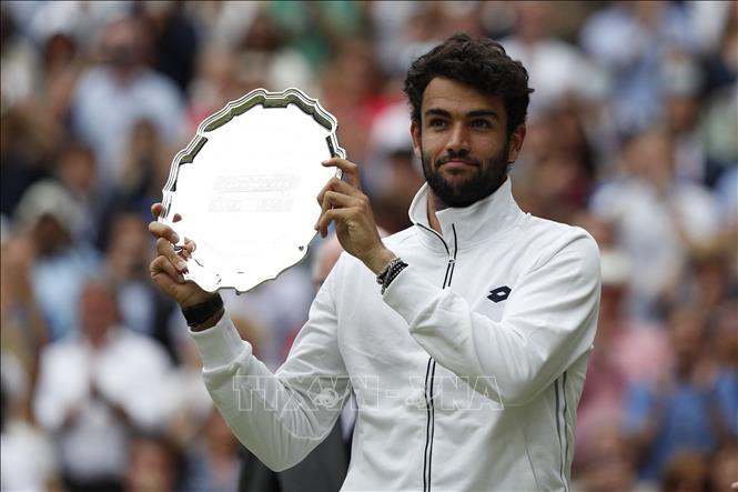Tay vợt Matteo Berrettini (ảnh) đã lỡ hẹn trở thành người Italy đầu tiên đăng quang trong 144 năm của Wimbledon khi để thua Novak Djokovic (Serbia) trong trận chung kết đơn nam Wimbledon 2021 ở London (Anh) ngày 11/7/2021. Ảnh: AFP/TTXVN