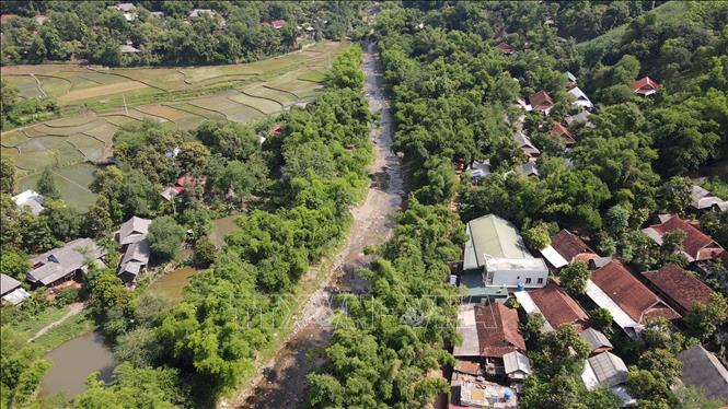 Trong ảnh: Một khu dân cư thuộc bản Na Pản, xã Chiềng Đông, huyện Yên Châu nằm bên dòng suối tiềm ẩn nguy cơ lũ quét. Ảnh: Hữu Quyết - TTXVN
