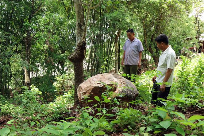 Trong ảnh: Một tảng đá lớn đã lăn từ trên núi xuống khu dân cư thuộc bản Na Pản, xã Chiềng Đông, huyện Yên Châu vào năm 2020. Ảnh: Hữu Quyết - TTXVN