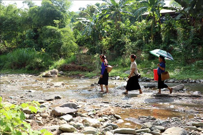 Trong ảnh: Hàng ngày người dân thuộc khu dân cư Phay Mày, bản Na Pản, xã Chiềng Đông, huyện Yên Châu phải đi qua dòng suối lớn để về nhà. Ảnh: Hữu Quyết - TTXVN