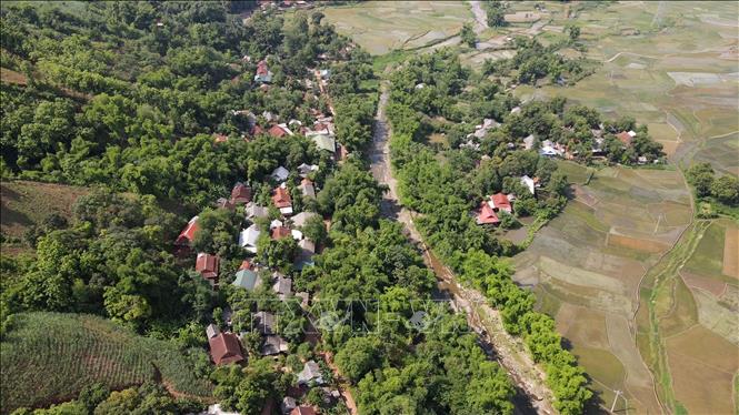 Trong ảnh: Một khu dân cư thuộc bản Na Pản, xã Chiềng Đông, huyện Yên Châu nằm bên dòng suối tiềm ẩn nguy cơ lũ quét. Ảnh: Hữu Quyết - TTXVN