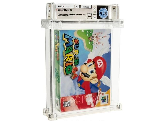 Trong ảnh: Băng video game Super Mario 64 của hãng Nintendo được bán đấu giá thành công với mức giá kỷ lục 1.560.000 USD. Ảnh: ABC News/TTXVN