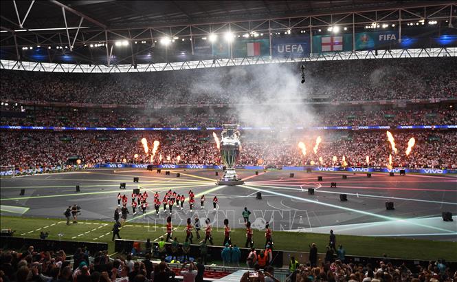 Trong ảnh: Màn pháo hoa rực rỡ trong lễ bế mạc vòng chung kết EURO 2020 tại Wembley, London (Anh) ngày 11/7/2021. Ảnh: AFP/TTXVN