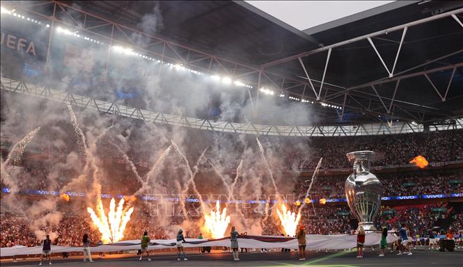 Trong ảnh: Màn pháo hoa rực rỡ trong lễ bế mạc vòng chung kết EURO 2020 tại Wembley, London (Anh) ngày 11/7/2021. Ảnh: AFP/TTXVN
