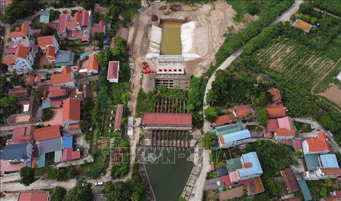 Trong ảnh: Trạm bơm Thanh Điềm được đầu tư 165 tỷ đồng ở xã Chu Phan, huyện Mê Linh, đến nay đã hoàn thành hơn 80% khối lượng công vệc, dự kiến đưa vào sử dụng trong quý 4/2021, khi đưa vào sử dụng công trình này chủ động tưới cho 6.500ha đất sản xuất nông nghiệp trên địa bàn huyện Mê Linh. Ảnh: Vũ Sinh - TTXVN