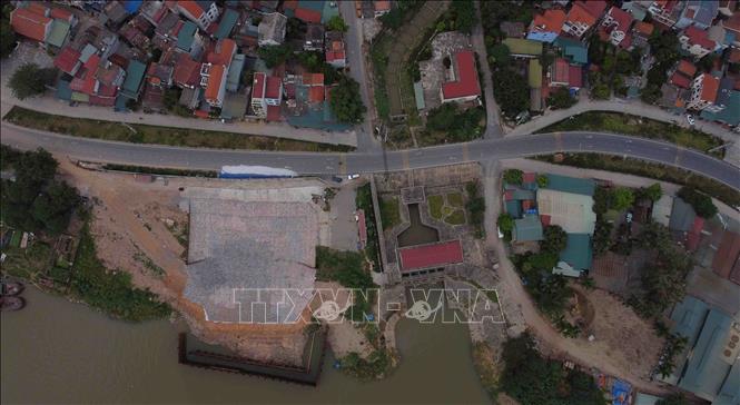 Trong ảnh: Vết nứt trên đê Hữu Hồng tại đoạn km 46+160 thuộc xã Liên Hà, huyện Đan Phượng vừa được xử lý khẩn cấp, do bị ảnh hưởng của việc thi công hố móng trạm bơm nước thô. Ảnh: Vũ Sinh - TTXVN