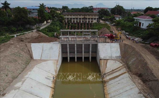 Trong ảnh: Công trình Trạm bơm Thanh Điềm ở xã Chu Phan, huyện Mê Linh đang được xây dựng nhìn từ trên cao. Ảnh: Vũ Sinh - TTXVN