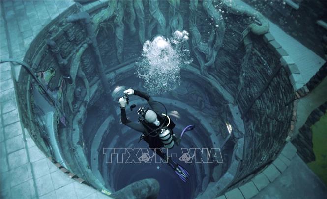 Trong ảnh: Một thợ lặn trải nghiệm bể bơi Deep Dive Dubai ở UAE ngày 10/7/2021. Ảnh: AFP/TTXVN
