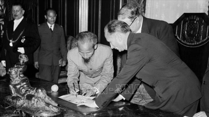 Ngày 14/9/1946, tại Paris, Chủ tịch Hồ Chí Minh đã kí với Pháp bản Tạm ước, tiếp tục nhượng bộ một số quyền lợi kinh tế, văn hóa ở Việt Nam để có thời gian xây dựng và củng cổ lực lượng, tạo thêm thời gian hòa hoãn quý báu cho chính quyền cách mạng non trẻ chuẩn bị lực lượng bước vào cuộc kháng chiến trường kỳ. Ảnh: Tư liệu/TTXVN phát