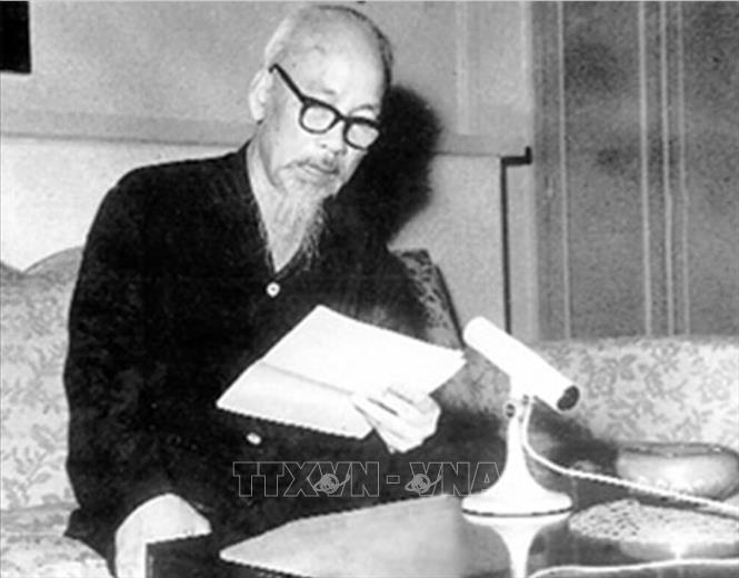 Chủ tịch Hồ Chí Minh đọc Lời kêu gọi đồng bào và chiến sĩ cả nước quyết tâm đánh thắng giặc Mỹ xâm lược. Người khẳng định: “Không có gì quý hơn độc lập tự do”. Hà Nội, ngày 17/7/1966. Ảnh: Tư liệu/TTXVN phát