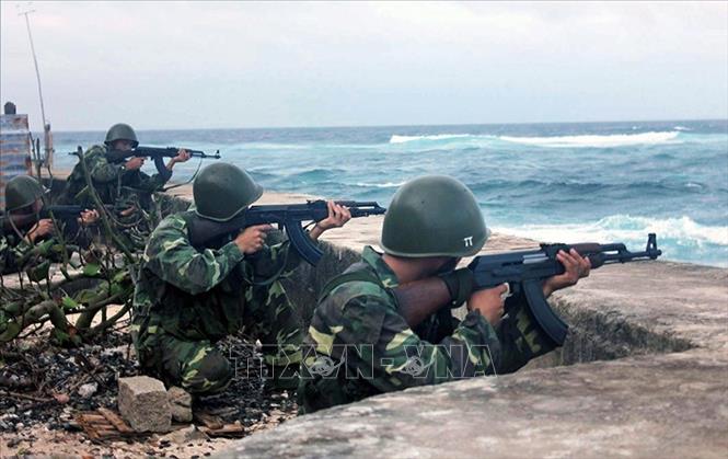 Trải qua bao hy sinh, mất mát to lớn trong các cuộc chiến tranh, chúng ta càng thấm thía giá trị của độc lập, tự do, của hòa bình, thống nhất, từ đó phải kiên quyết bảo vệ những thành quả cách mạng đã giành được, giữ gìn độc lập, tự do và toàn vẹn lãnh thổ thiêng liêng của Tổ quốc. Trong ảnh: Chiến sĩ Trường Sa luyện tập sẵn sàng chiến đấu, bảo vệ vững chắc chủ quyền biển đảo thiêng liêng của Tổ quốc. Ảnh: Hoàng Hùng - TTXVN