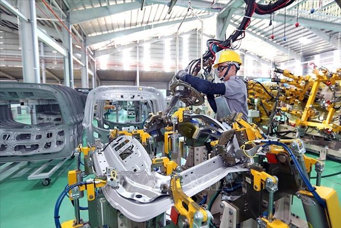 Giành độc lập, tự do, thống nhất Tổ quốc, cả nước bước vào kỷ nguyên mới xây dựng CNXH. Phát triển kinh tế bền vững theo đường lối độc lập, tự chủ chính là xây dựng nội lực để bảo vệ chủ quyền quốc gia, tạo môi trường hòa bình và an ninh để phát triển. Trong ảnh: Dây chuyền sản xuất của Công ty TNHH Sản xuất linh kiện thân vỏ ô tô Thaco tại Khu kinh tế mở Chu Lai (Quảng Nam) – một trong những khu kinh tế thu hút đầu tư lớn của khu vực miền Trung. Ảnh: Danh Lam – TTXVN