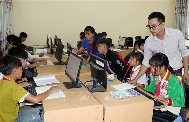 Dưới sự lãnh đạo của Đảng, dân tộc ta đã vượt qua mọi khó khăn, thách thức, quyết tâm giữ vững nền hòa bình, độc lập và tự do đã giành được; nỗ lực xây dựng và phát triển đất nước để tạo dựng cơ đồ, vị thế như ngày nay. Chúng ta đang từng bước hiện thực hóa tâm nguyện của Chủ tịch Hồ Chí Minh. Trong ảnh: Giáo viên hướng dân học sinh tiếp cận với công nghệ thông tin tại trường THCS thị trấn huyện Nậm Nhùn (Lai Châu). Ảnh: Quý Trung - TTXVN