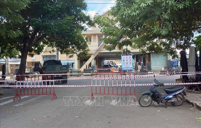 Trong ảnh: Khu phong tỏa tại chợ Tuy Hòa được kiểm soát chặt chẽ. Ảnh: Xuân Triệu - TTXVN