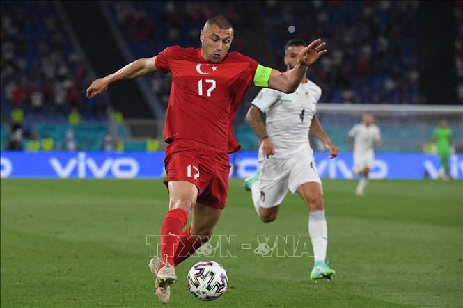 Thành tích cứ 28 phút ghi bàn của Burak Yilmaz (trái) tại Ligue 1 mùa giải trước chỉ kém có Mbappe, khi anh cùng Lille giành chức vô địch. Tuy vậy, tiền đạo này đã không có một bàn nào ở EURO 2020. Ảnh: AFP/TTXVN 