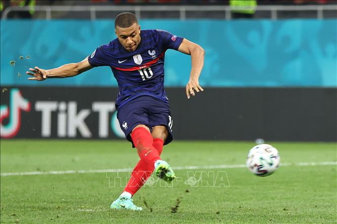 EURO 2020 đáng ra phải là sân khấu lớn sau World Cup 2018 mà Kylian Mbappe (ảnh) đã ra mắt thành công. Từ người hùng thành số không khi chân sút của câu lạc bộ PSG sút hỏng quả 11m, dẫn đến thất bại của tuyển Pháp trước Thụy Sĩ ở vòng 1/8. Thậm chí, anh còn không ghi được một bàn thắng nào trong 4 trận. Ảnh: AFP/TTXVN