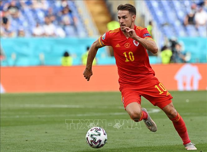 Hai mùa giải gần đây, cựu tiền vệ của Arsenal Aaron Ramsey (ảnh) đã không còn giữ được phong độ tại Juventus và anh là một trong những lí do khiến Xứ Wales phải dừng bước ở vòng 1/8. Ảnh: AFP/TTXVN