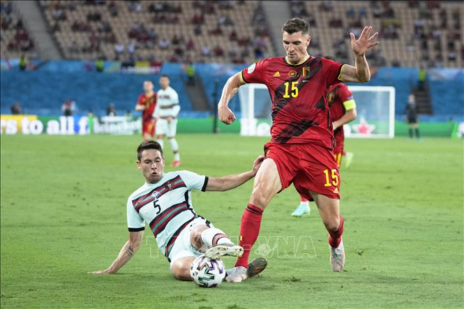 Nếu Raphael Guerreiro (trái) đã chơi tốt ở vòng bảng thì anh lại chơi hoàn toàn dưới sức trong thất bại trước Bỉ ở vòng 1/8. Màn trình diễn này hoàn toàn không xứng với cầu thủ đang khoác áo Dortmund được đánh giá là một trong những hậu vệ trái xuất sắc nhất thế giới. Ảnh: AFP/TTXVN