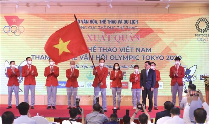 Trong ảnh: Phó Thủ tướng Phạm Bình Minh trao cờ Tổ quốc cho Đoàn Thể thao Việt Nam tham dự Olympic Tokyo 2020. Ảnh: Minh Quyết - TTXVN