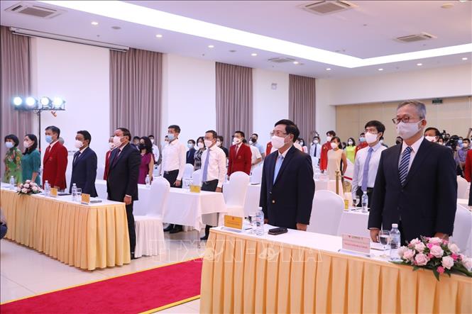 Trong ảnh: Phó Thủ tướng Phạm Bình Minh và các đại biểu chào cờ. Ảnh: Minh Quyết - TTXVN