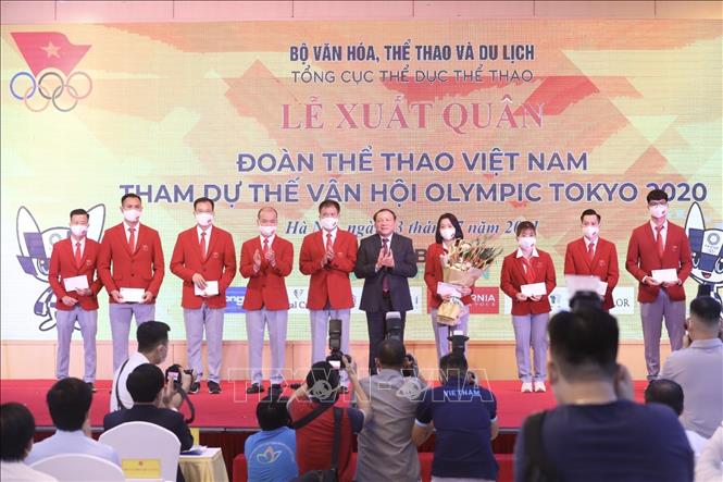 Trong ảnh: Bộ trưởng Bộ Văn hóa, Thể thao và Du lịch Nguyễn Văn Hùng tặng hoa chúc mừng Đoàn Thể thao Việt Nam tham dự Olympic Tokyo 2020. Ảnh: Minh Quyết - TTXVN 