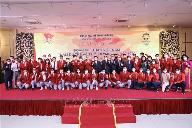 Trong ảnh: Phó Thủ tướng Phạm Bình Minh và các đại biểu chụp ảnh chung với Đoàn Thể thao Việt Nam tham dự Olympic Tokyo 2020. Ảnh: Minh Quyết - TTXVN 