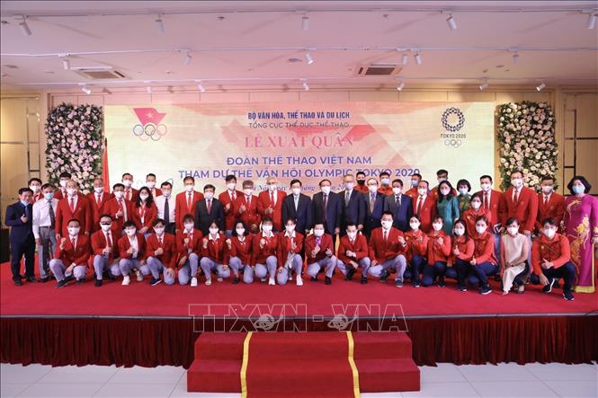 Trong ảnh: Phó Thủ tướng Phạm Bình Minh và các đại biểu chụp ảnh chung với Đoàn Thể thao Việt Nam tham dự Olympic Tokyo 2020. Ảnh: Minh Quyết - TTXVN 