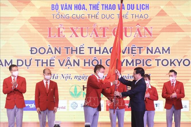 Trong ảnh: Phó Thủ tướng Phạm Bình Minh trao cờ Tổ quốc cho Đoàn Thể thao Việt Nam tham dự Olympic Tokyo 2020. Ảnh: Minh Quyết - TTXVN