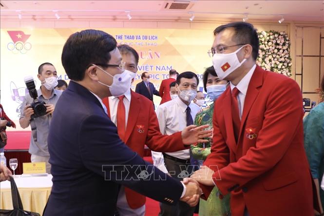 Trong ảnh: Phó Thủ tướng Phạm Bình Minh với các thành viên đoàn Thể thao Việt Nam tham dự Olympic Tokyo 2020. Ảnh: Minh Quyết - TTXVN