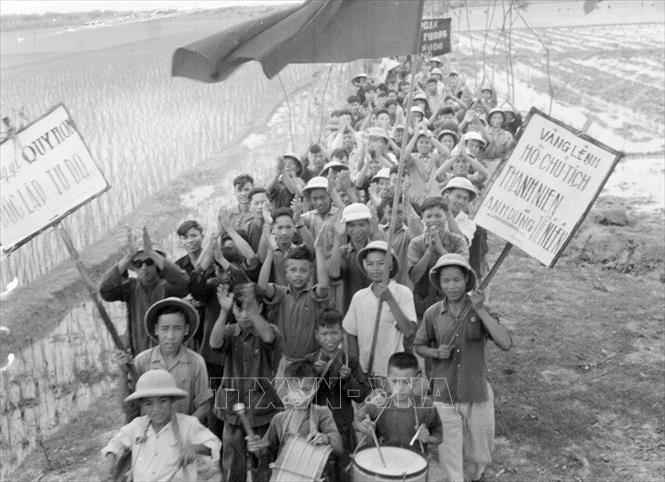Trong ảnh: Thanh niên xã Chi Lăng, huyện Tiên Hưng (Thái Bình) nô nức lên đương tòng quân diệt Mỹ (1967). Ảnh: Nguyễn Hoàn - TTXVN