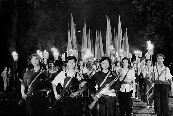 Trong ảnh: Tháng 5/1964, Phong trào “Ba sẵn sàng” được phát động trong thanh niên Thủ đô, sau đó lan rộng khắp miền Bắc, góp phần quan trọng vào thắng lợi của cuộc kháng chiến chống Mỹ, cứu nước. Ảnh: TTXVN