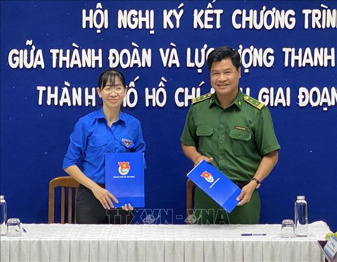 Trong ảnh: Ký kết Chương trình phối hợp giữa Thành đoàn và Lực lượng Thanh niên xung phong Thành phố Hồ Chí Minh giai đoạn 2020 - 2022, ngày 4/6/2020. Ảnh: Hồng Giang - TTXVN
