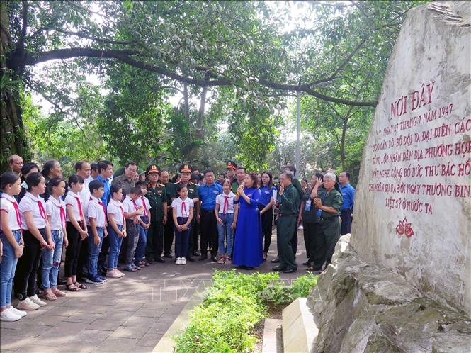 Trong ảnh: Các cựu thanh niên xung phong đến từ 63 tỉnh, thành phố trong cả nước cùng thiếu nhi Thái Nguyên tham quan Khu Di tích lịch sử Quốc gia 27-7. Ảnh: Thu Hằng-TTXVN