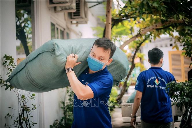 Trong ảnh: Các chiến sỹ tình nguyện Mùa Hè Xanh Thành phố Hồ Chí Minh năm 2021 vận chuyển thiết bị y tế và nhu yếu phẩm để gửi đến quận Gò Vấp trong phòng chống dịch COVID - 19. Ảnh: Hồng Giang - TTXVN