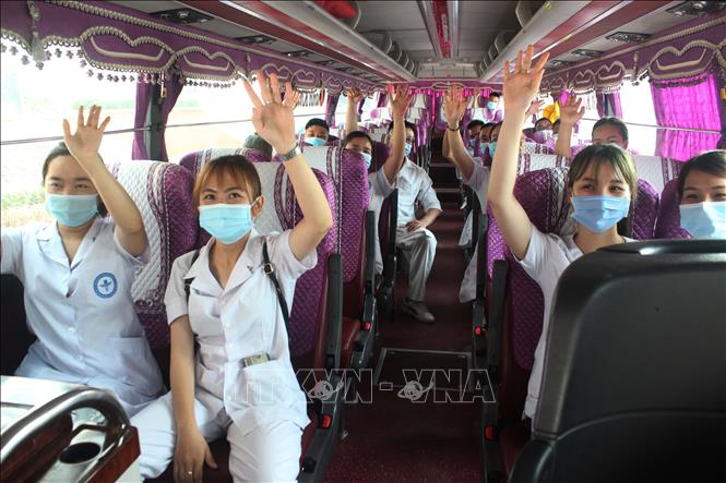 Trong ảnh: Đoàn cán bộ, nhân viên y tế tham gia tình nguyện xung phong lên đường hỗ trợ tỉnh Bắc Giang phòng, chống dịch COVID-19 (3/6/2021). Ảnh: Tạ Toàn - TTXVN