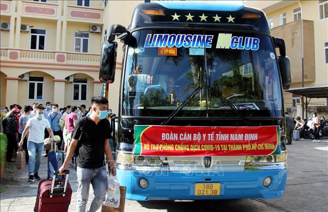 Trong ảnh: Đoàn cán bộ y, bác sĩ tỉnh Nam Định vào thành phố Hồ Chí Minh hỗ trợ chống dịch COVID-19. Ảnh: Nguyễn Lành – TTXVN 
