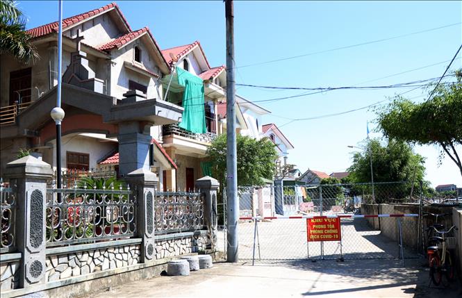 Trong ảnh: Chốt phong tỏa 04 hộ thôn Đông Hà 1, xã Thạch Long, huyện Thạch Hà. Ảnh Công Tường-TTXVN