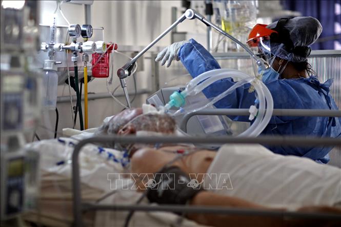 Trong ảnh: Nhân viên y tế điều trị cho bệnh nhân COVID-19 tại bệnh viện ở Cordoba, Argentina, ngày 6/7/2021. Ảnh: AFP/TTXVN