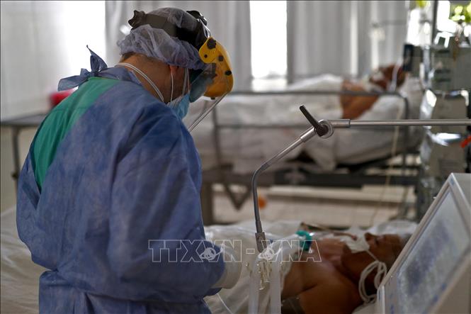 Trong ảnh: Nhân viên y tế điều trị cho bệnh nhân COVID-19 tại bệnh viện ở Cordoba, Argentina, ngày 6/7/2021. Ảnh: AFP/TTXVN