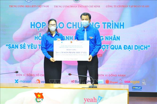 Trong ảnh: Đồng chí Ngô Văn Cương, Bí thư Trung ương Đoàn trao quà hỗ trợ thanh niên công nhân.Ảnh: Minh Đức - TTXVN


