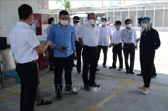 Trong ảnh: Phó chủ tịch UBND thành phố Đà Nẵng Lê Quang Nam (thứ 3 từ trái qua) nghe các đơn vị báo cáo tình hình chống dịch tại khu công nghiệp Hòa Khánh. Ảnh: Quốc Dũng - TTXVN